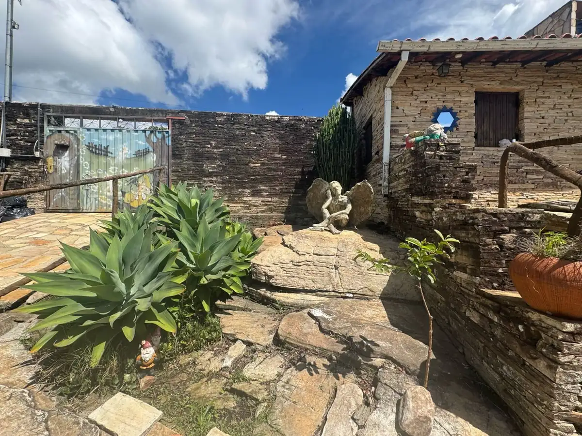 Caminho de pedra entre agaves