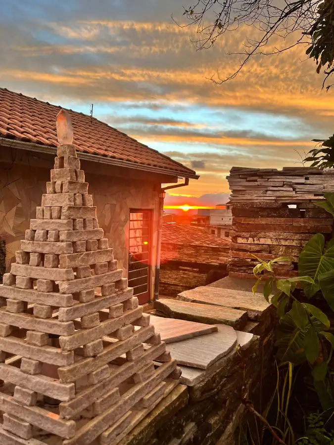 Pirâmide de pedra no jardim ao pôr do sol