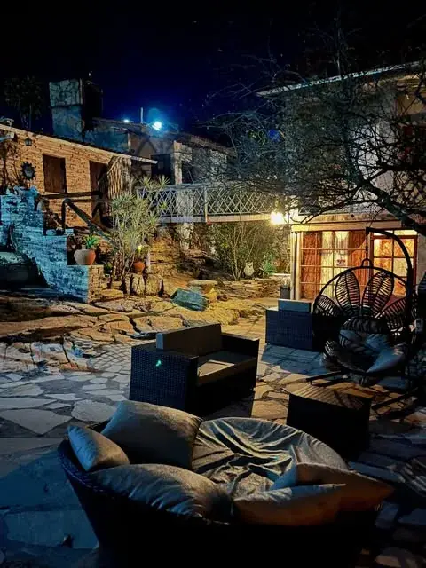 O pátio iluminado à noite