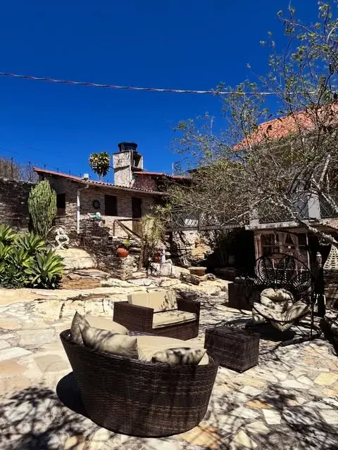 O pátio com sofás ao sol
